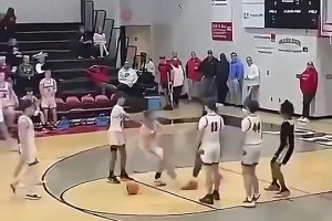 美国校园篮球赛发生冲突，一白人小伙被黑人小伙直接一拳KO！